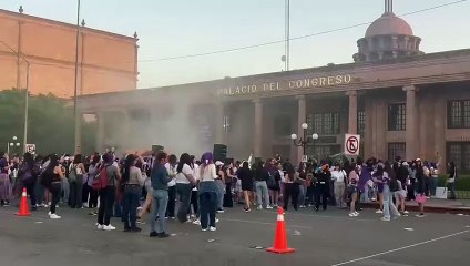 Bloque negro en marcha de 8M 2025 es atacado con extintores en Congreso de Coahuila