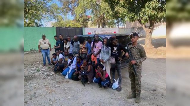 Apresan dominicano por transportar a 19 haitianos indocumentados