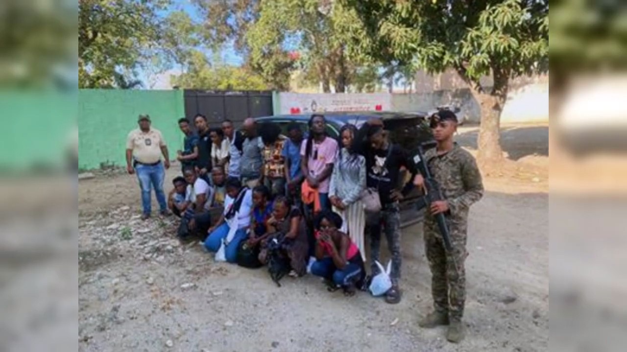 Apresan dominicano por transportar a 19 haitianos indocumentados
