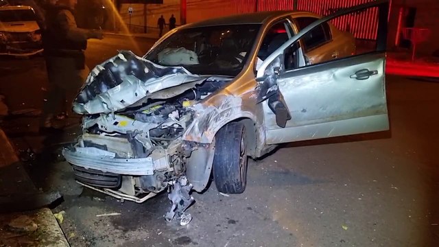 Vectra atinge quatro veículos estacionados no bairro Cancelli
