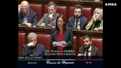 Ddl spazio, Avs protesta con cartelli con scritto "Giu' la Musk"