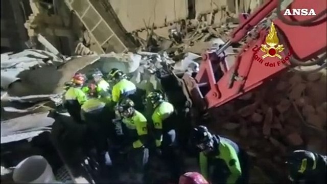 E' viva la donna intrappolata sotto la palazzina crollata a Bari