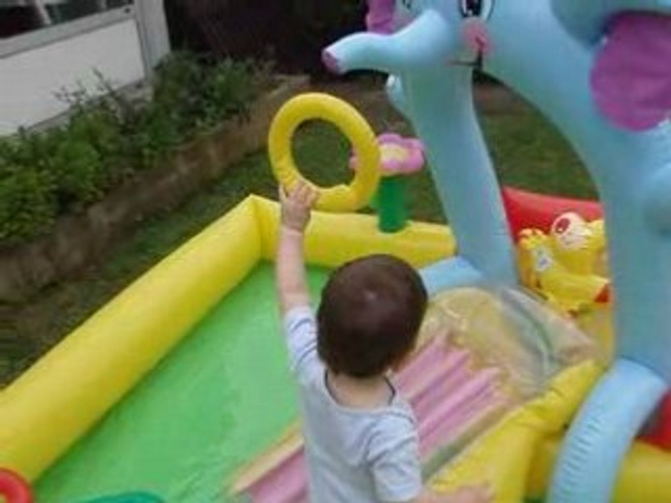 Ethan dans sa piscine