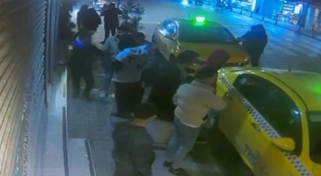 Taksim’de saniyeler içinde çifte kapkaç; 7 kişinin telefonunu çalan şüpheli kamerada