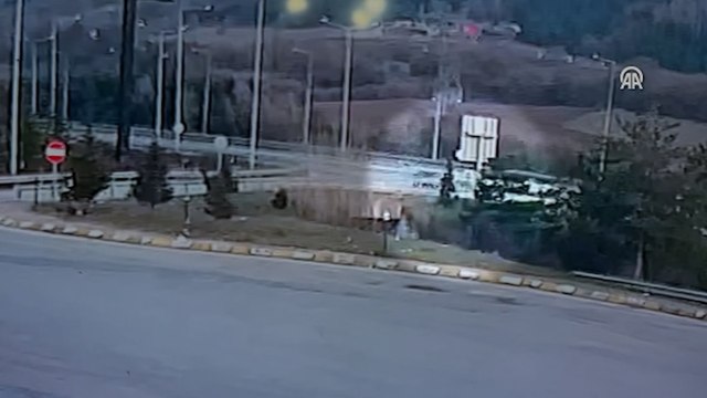 Bariyere çarpıp takla atan otomobildeki iki kişi öldü