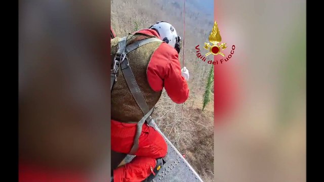 Bambino si sente male nel bosco, arriva l'elicottero dei vigili del fuoco
