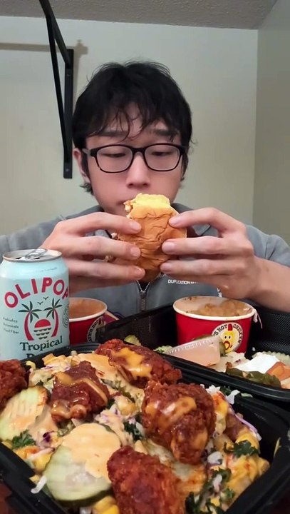 Follow for more ASMR videos🌮🍟 Credits: @samw_k3 #mukbang #asmr #fastfood #asmreating
