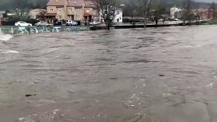 Así se ha desbordado el río Alberche a su paso por un pueblo de Ávila
