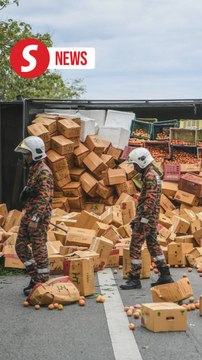 Lorry fully laden with tomatoes spills cargo on NSE near Pendang