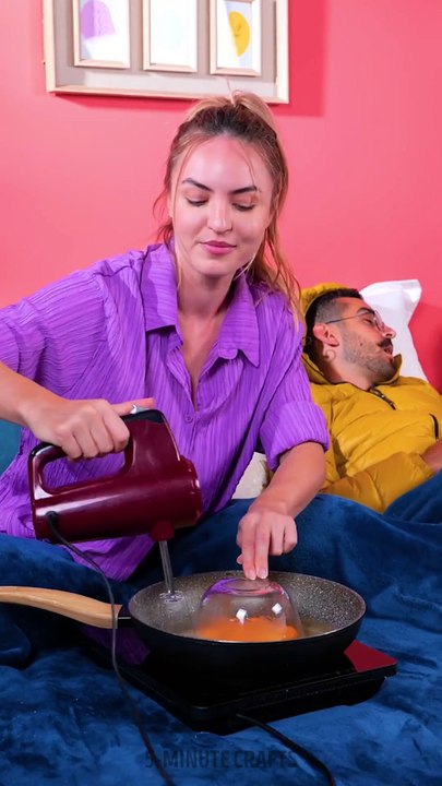 Wifey material! She surprises her boyfriend with breakfast without leaving the bed 🛏️ 🍳