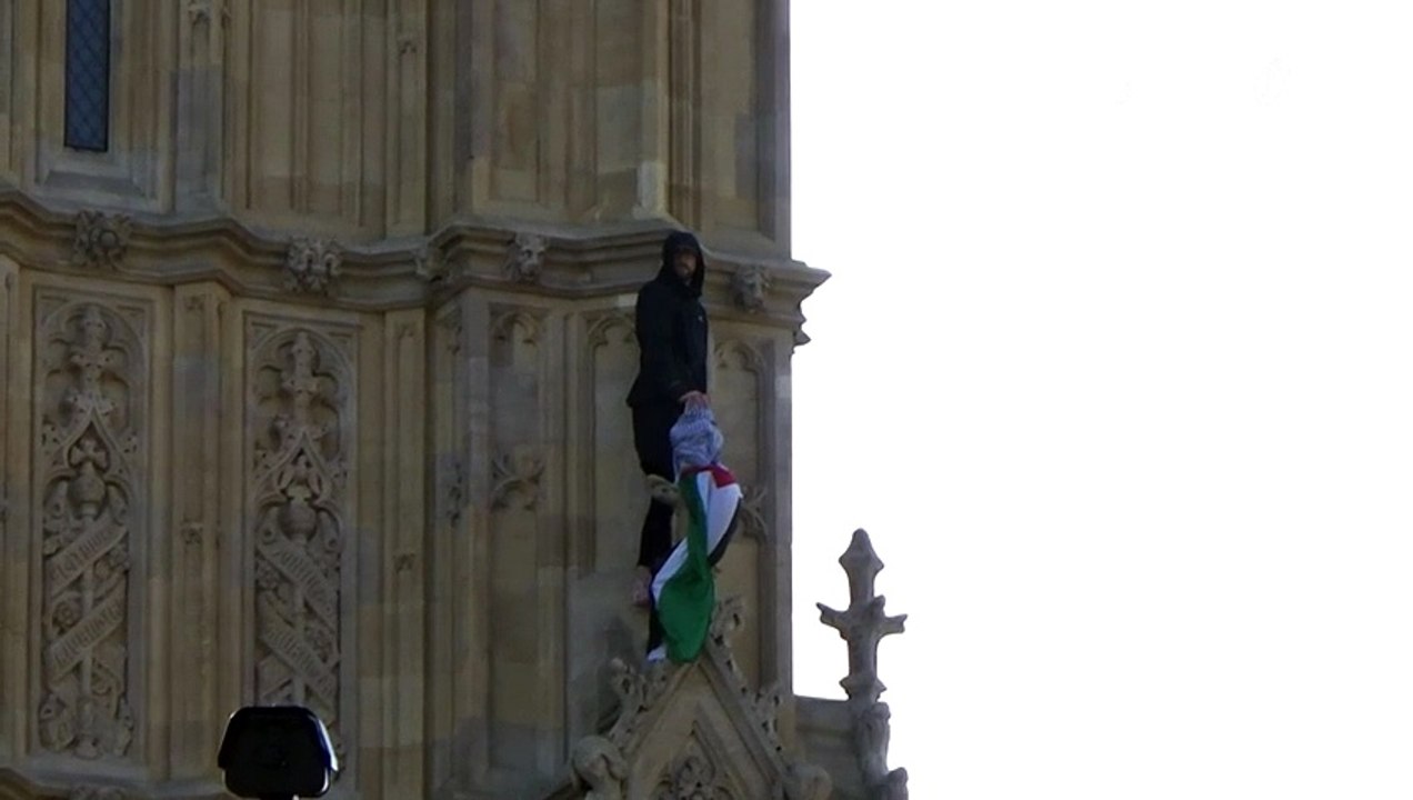 Mann mit Palästinenserflagge harrt stundenlang auf Big Ben aus