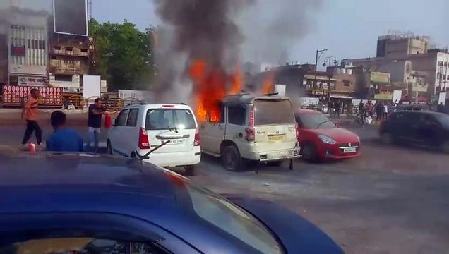 रायपुर के रेलवे स्टेशन में कार में लगी भीषण आग