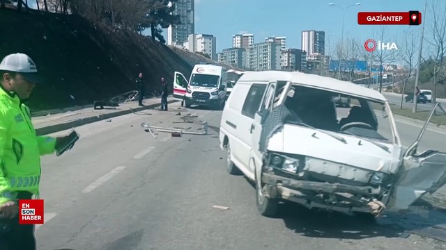 Gaziantep'te hafif ticari araç ile otomobil çarpıştı