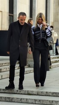 Vidéos - Nikos Aliagas et sa femme - Arrivées au défilé Elie Saab au Palais de Tokyo à Paris, France, le 8 mars 2025 @Christophe Aubert via Bestimage