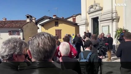 Funerali Bruno Pizzul, amici e conoscenti arrivano nel Duomo di Cormons