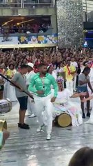 Mestre Fafá, da Grande Rio, provoca ao por microfone no curimbó: 'Tem que colocar 50 curimbós para ouvirem?'