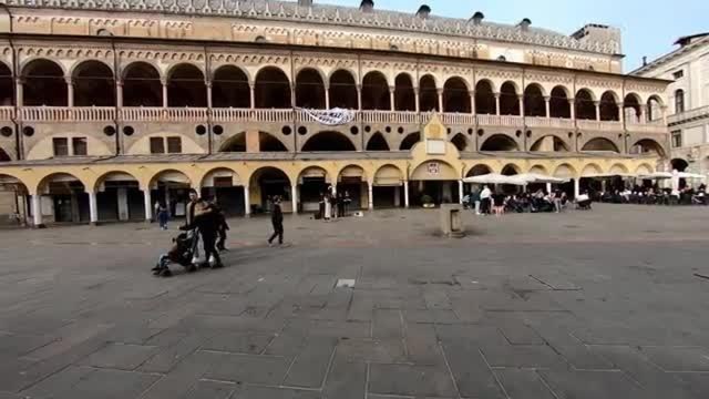 Padova, blitz di Extinction Rebellion: striscione appeso a Palazzo della Ragione e attivisti che si incatenano