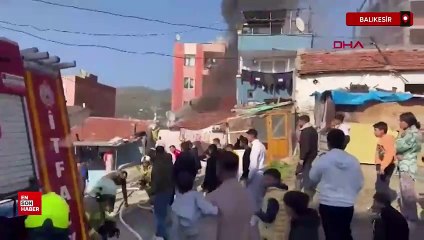 Balıkesir'de evde çıkan yangına mahalleli hortumlarla su sıkarak destek verdi