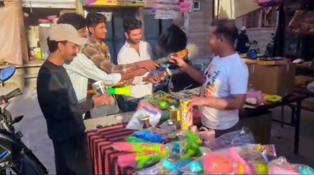 चार दिनों के बाद होली, बाजारों का बदला रंग