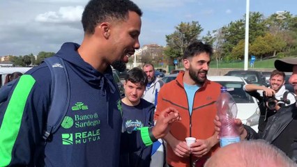 Cofani aperti, tifosi e giocatori della Dinamo smaltiscono la delusione con un super terzo tempo