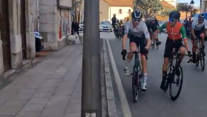 El duro empujón de un ciclista a otro por el que piden sanción en las redes 