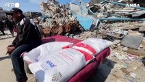 Gaza, la fila per ricevere sacchi di farina da un centro di distribuzione dell'Unrwa