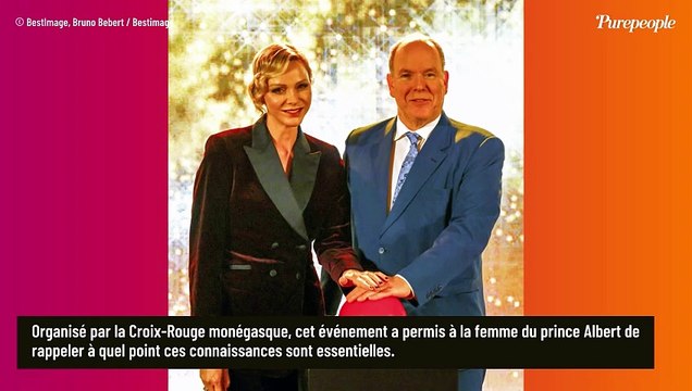 Charlene de Monaco élégante en tailleur beige, elle réapprend des gestes essentiels sur un titre culte des Bee Gees