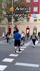 😂 ¡Árbitro, eso es tarjeta! 🚨⚽