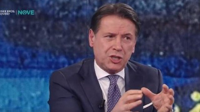 La gag di Conte su Grillo: «Se vuole parlare mi chiami» «Chiamo io, chiami tu come la canzone...»