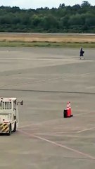 un joven que perdió su vuelo intentó detener el avión