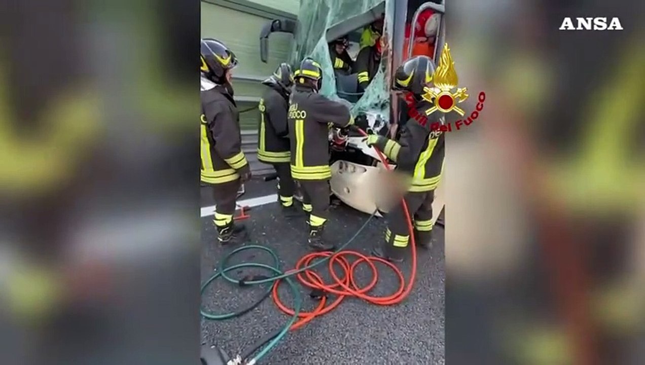 Bus?con 44 bambini a bordo tampona un Tir: l'autista e' gravissimo