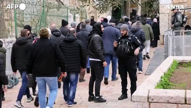 I palestinesi musulmani ai checkpoint israeliani per entrare a Gerusalemme