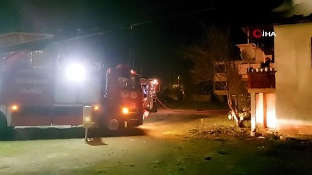 Mahalleliyi sokağa döken yangın- İki katlı ev alev topuna döndü