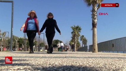 Antalya'da sıcaklık 20 dereceyi bulunca sahiller doldu