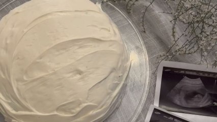 Mother-to-be cuts a gender reveal cake to find gender of her due baby *Intimate*