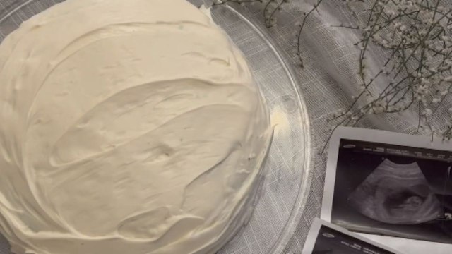 Mother-to-be cuts a gender reveal cake to find gender of her due baby *Intimate*