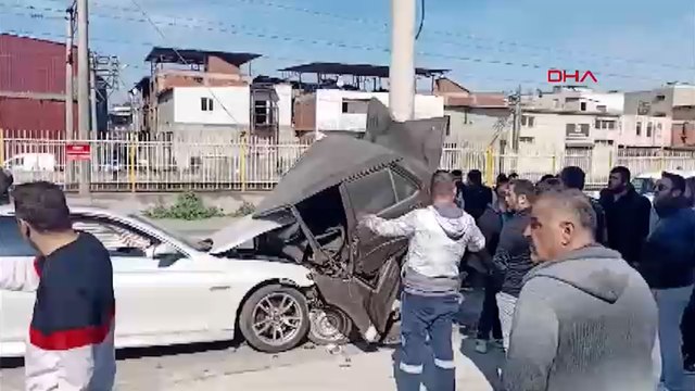 Otomobil, park halindeki 5 araca çarptı