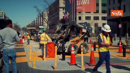 Black Lives Matter Plaza smantellata a Washington, Trump posta il video degli operai al lavoro