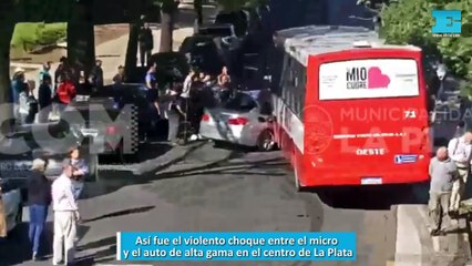 Así fue el violento choque entre el micro y el auto de alta gama en el centro de La Plata