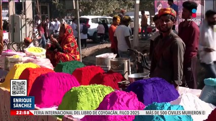 Mujeres golpean a hombres con varas de madera en la India