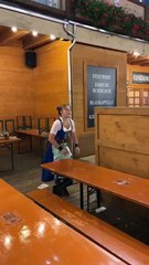 La trabajadora más eficiente del bar se vuelve sensación en redes