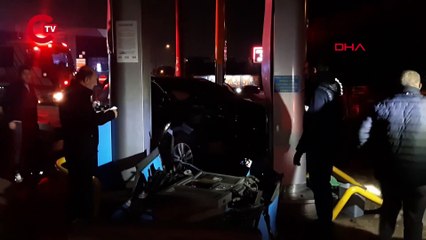 Kocaeli'de faciadan dönüldü Savrulan otomobil, akaryakıt istasyonundaki pompayı devirdi!