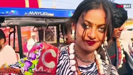 Viral Girl Monalisa की आंखों में आए आंसू, Emotional video देख Fans को हुई Tension ! FilmiBeat