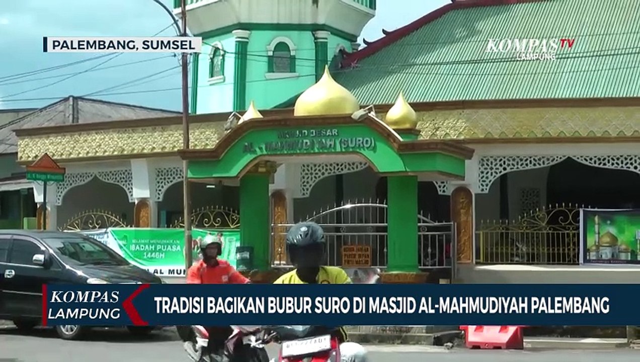 Tradisi Bagikan Bubur Suro di Masjid Al-Mahmudiyah Palembang