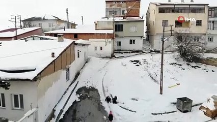 Poşetle kaymak yetmedi: Çocuklar yuvarlanarak karın keyfini çıkardılar