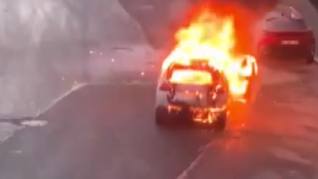 Avcılar'da alev alev yanan otomobil 7 araca çarptı