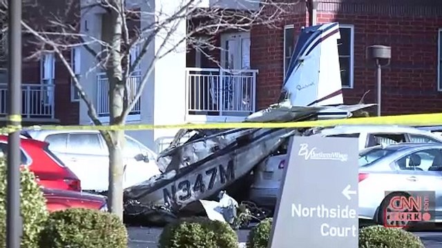 ABD'de bir uçak kazası daha: Kapısı açık havalanan küçük uçak otoparka çakıldı