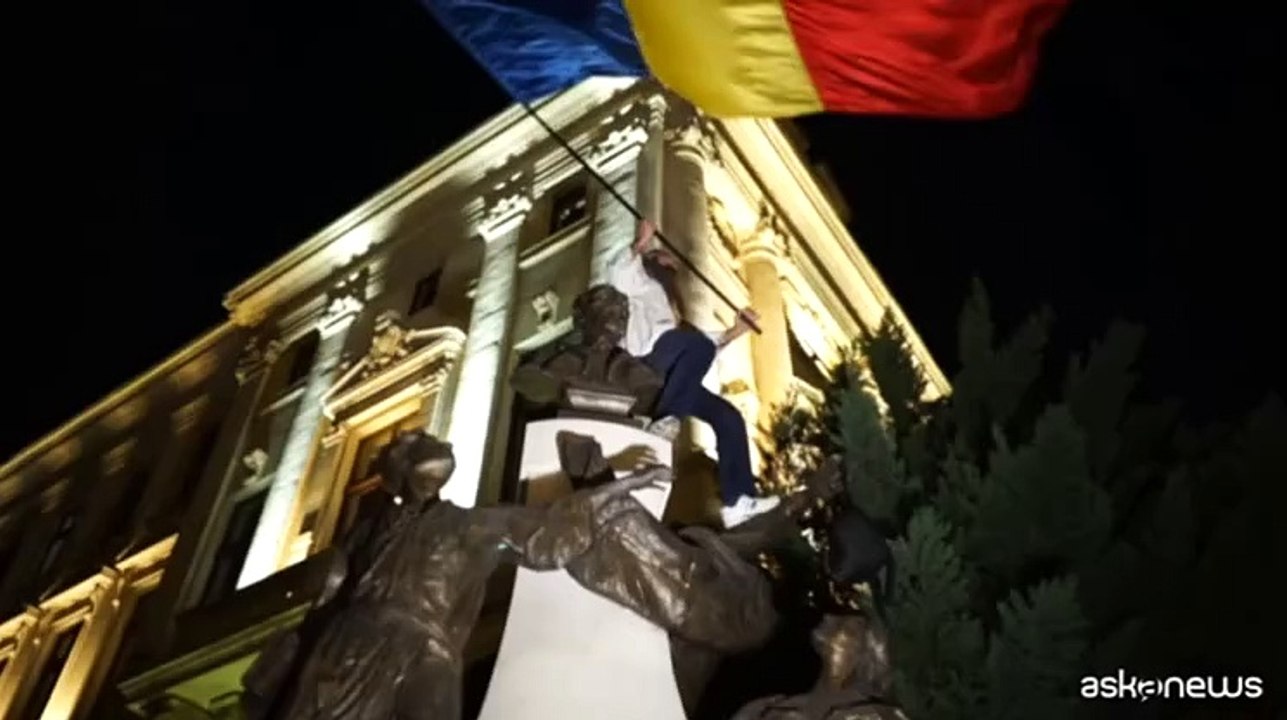 Romania, Georgescu escluso dalle presidenziali, scontri in piazza