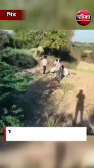 गर्लफ्रेंड से मिलने आए युवक को ग्रामीणों ने मारा