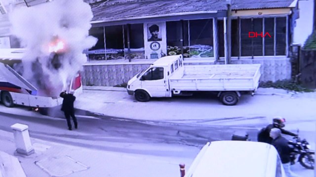 İzmir'de belediye otobüsünde yangın çıktı; yolcular tahliye edildi